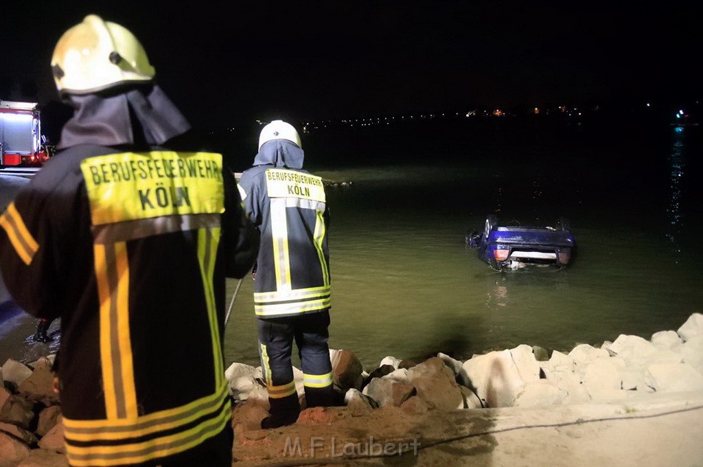 PKW im Rhein Koeln Merkenich neben dem Hitdofer Faehranleger P10.jpg